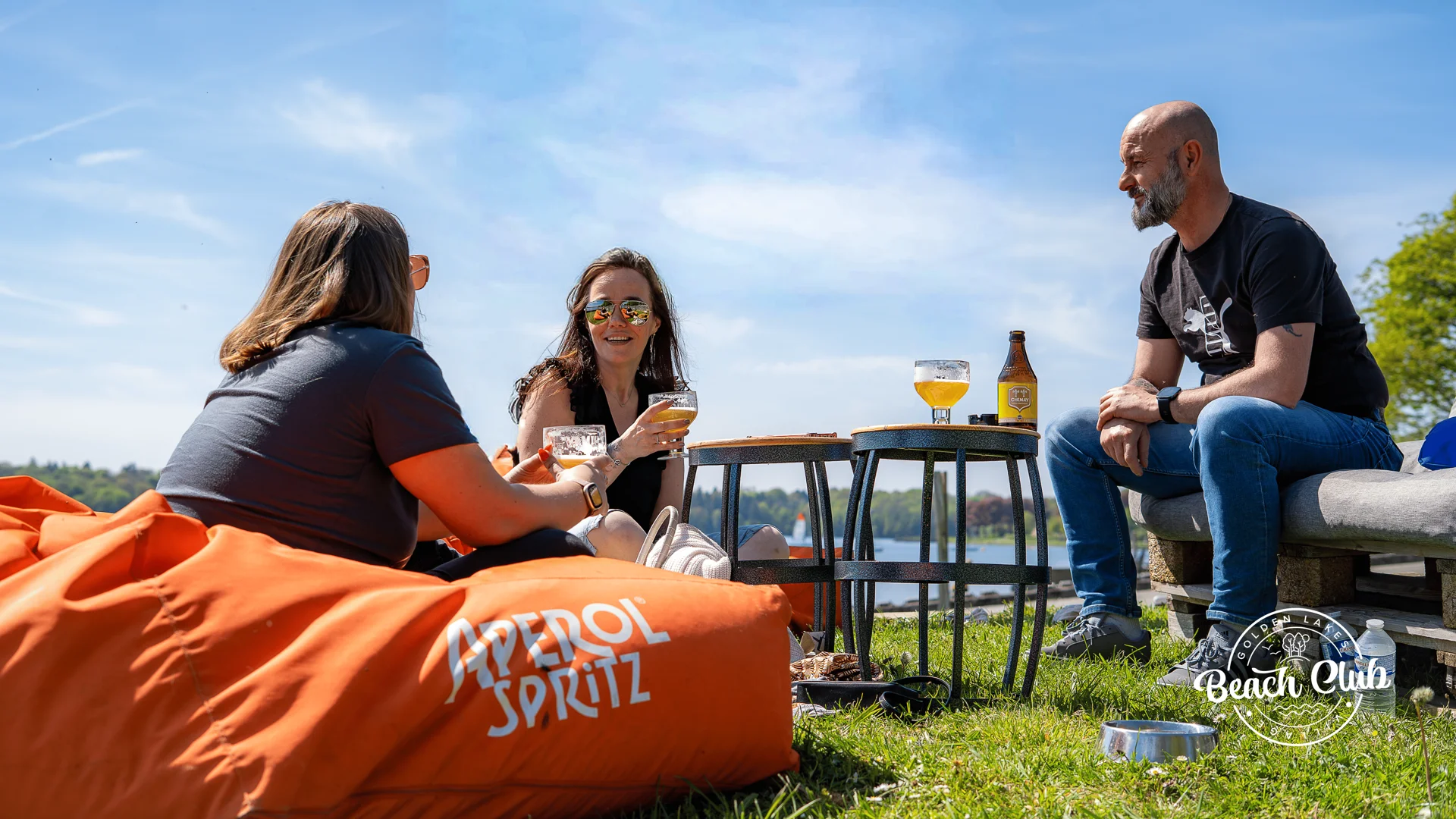 Moment convivial sur la terrasse du Beach Club avec vue sur le lac