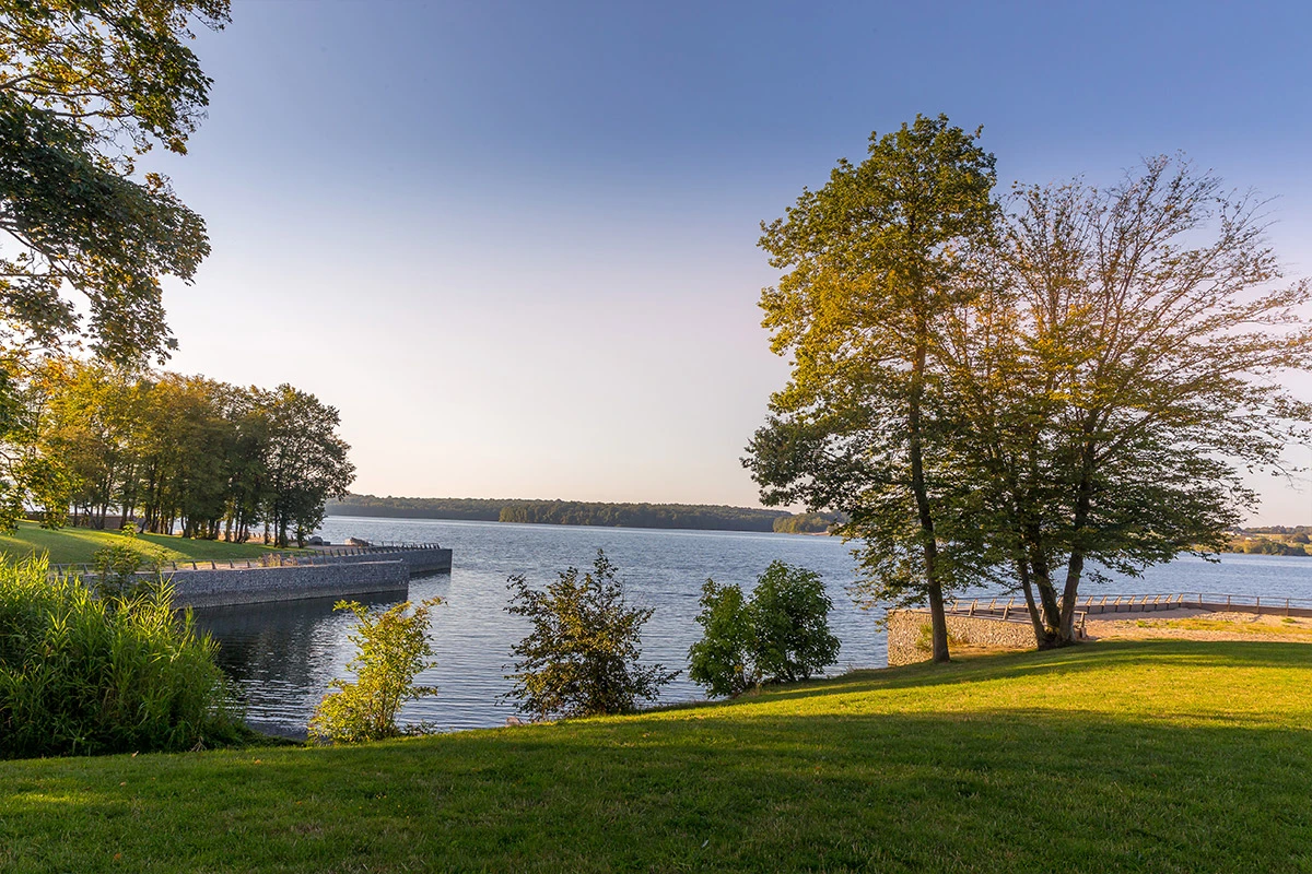 Berges arborées et vue ouverte sur le lac au Golden Lakes